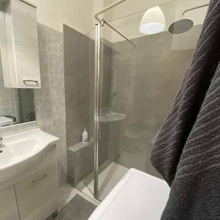 Front Apartments, Apartman Lecco